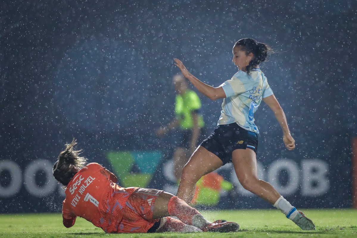 MosqueteirasOfc's tweet photo. NOITE DE BRASILEIRÃO ⚽️ Confere os cliques do nosso duelo na retomada da competição!

#FLAxGRE #BrFeminino2026

📷 Caroline Motta / Grêmio FBPA https://t.co/MRkkGDbw3g