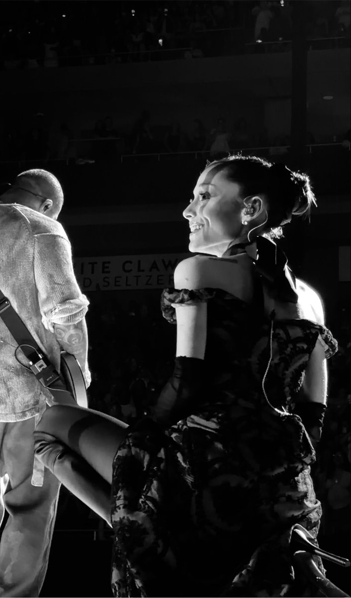 vzeroclock's tweet photo. i miss ariana so much https://t.co/n9Ckcanokl