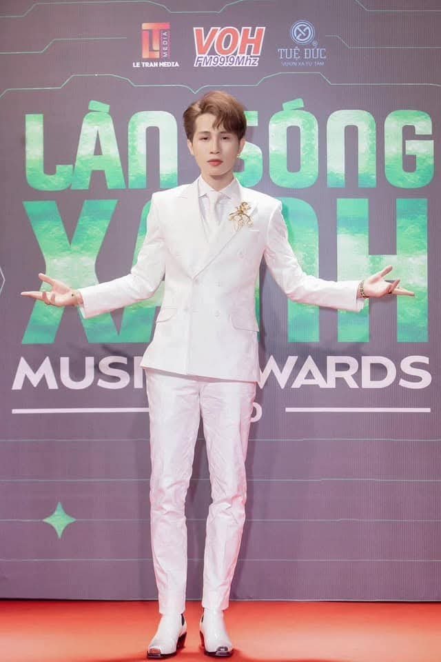 Dca_36's tweet photo. t là hoạ sĩ và t không bán album, không nhận chat damm, call show và t sẽ chỉ rep các DMs liên quan đến công việc và yêu cầu vẽ tranh, mấy cái "hi" "xin làm quen" thì t không rep đâu (ước gì X cho ghim 2 bài) https://t.co/gztUyDPB0i