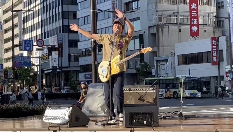 yuji_hori_music's tweet photo. 土曜日の岡山、日曜日のたつの、ともにステージは野外なので、季節的にかなり過酷な状況です💦
観に来られる方は、十分な暑さ対策をしてお越しください！

参考までに、3年前の岡山でのライブ写真と、たつのはトレーラーステージと聞いているので、僕の想像で描いたイラストを載せておきます。 https://t.co/nhOQZ3mWP7