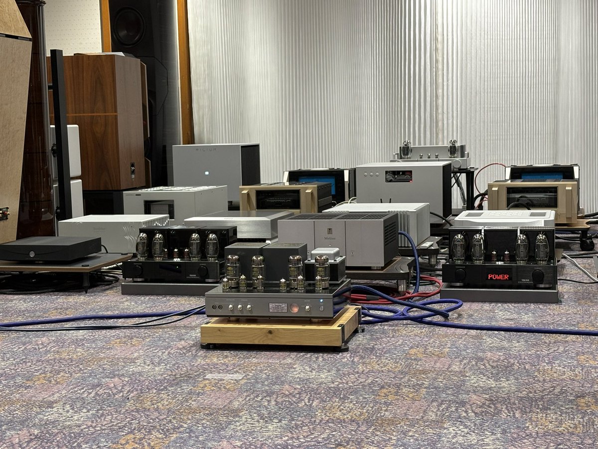 pw_audio's tweet photo. 【サウンドピット創業祭】トライオードは「EVOLUTION MUSASHI」✖️2を、エアータイトは「ATM-2Plus」を披露。大出力真空管アンプの鮮度感は何にも変えられない魅力があります！ https://t.co/Mi5whR5tEi