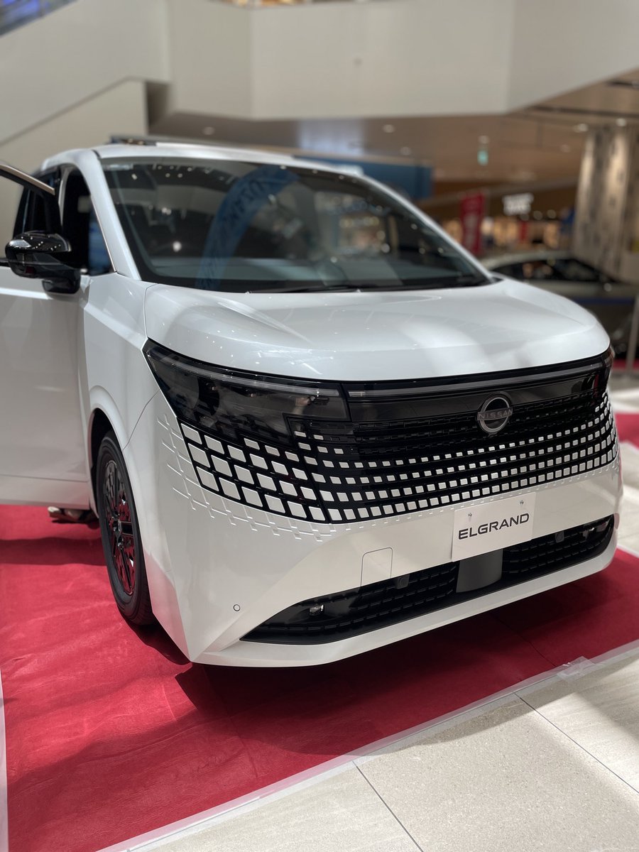 tomor34r's tweet photo. 新型エルグランド🚙 https://t.co/YIthqRe10h