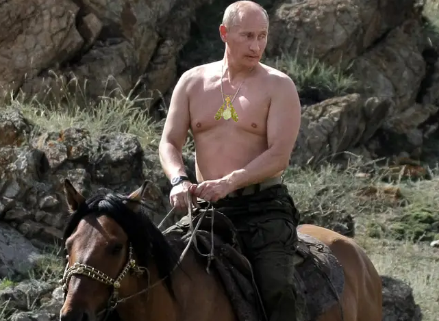 StupidMonkey__'s tweet photo. @mog_russEN Photographers reportedly noticed that Putin was wearing jewelry that allegedly matched a Lalique necklace recently stolen from a French museum as part of a heist involving 20 pieces of jewelry worth an estimated €5 million. https://t.co/bDm9yKqLcC