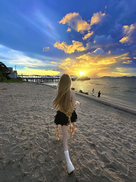 15bladimir's tweet photo. Chasing the sunset along the shore - golden hour magic, beach vibes, and a carefree sprint toward the horizon
wLqL https://t.co/MptEY2xaYG