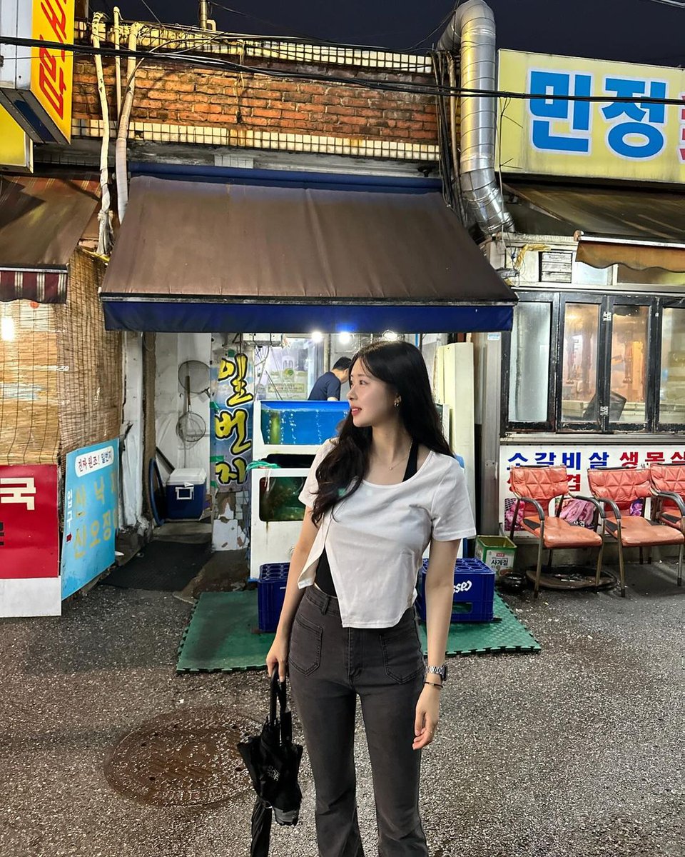 vancesayings's tweet photo. 아...이 패션
뭔가 이상하죠??

#아줌마 #돌싱 #섹트 #40대  #트친소 #유부녀 https://t.co/4UHkFRvTbo