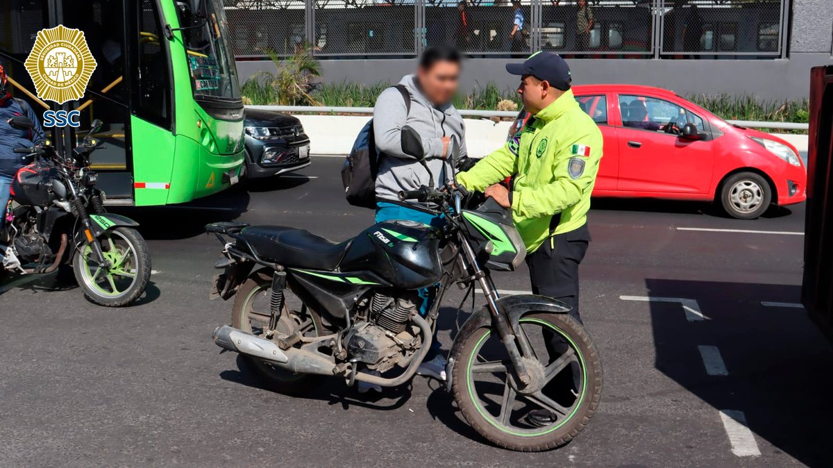 SSC_CDMX's tweet photo. #BoletínSSC | #OPERATIVO | #Tránsito | Efectivos de la Subsecretaría de Control de #Tránsito de la #SSC implementaron el dispositivo de Recuperación de #Ciclovías y de Espacios, en distintas vialidades de la alcaldía @AlcCuauhtemocMx.

La acción preventiva se realizó con el objetivo de recuperar espacios públicos y así evitar el estacionamiento en carriles prohibidos, en doble y hasta triple fila, sobre banquetas y rampas para personas con discapacidad, para así agilizar la movilidad vial y peatonal.

Por lo anterior, los oficiales se desplegaron en dos puntos de la demarcación, el primero sobre la avenida San Antonio Abad hacia el Norte y el Eje 3 Sur, donde llevaron a cabo el dispositivo vial para evitar la invasión del carril confinado para la circulación de ciclistas, tras el cual 12 motocicletas fueron llevadas a un depósito vehicular. https://t.co/IcSdRrq0kJ