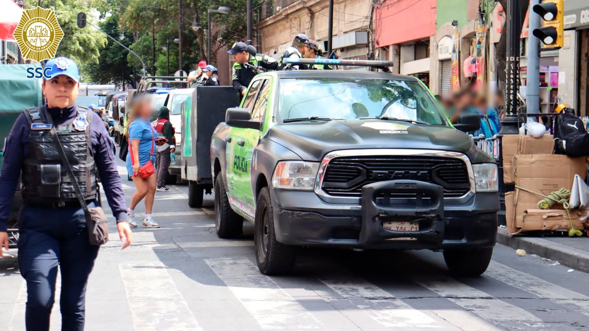 SSC_CDMX's tweet photo. #BoletínSSC | #OPERATIVO | #Tránsito | Efectivos de la Subsecretaría de Control de #Tránsito de la #SSC implementaron el dispositivo de Recuperación de #Ciclovías y de Espacios, en distintas vialidades de la alcaldía @AlcCuauhtemocMx.

La acción preventiva se realizó con el objetivo de recuperar espacios públicos y así evitar el estacionamiento en carriles prohibidos, en doble y hasta triple fila, sobre banquetas y rampas para personas con discapacidad, para así agilizar la movilidad vial y peatonal.

Por lo anterior, los oficiales se desplegaron en dos puntos de la demarcación, el primero sobre la avenida San Antonio Abad hacia el Norte y el Eje 3 Sur, donde llevaron a cabo el dispositivo vial para evitar la invasión del carril confinado para la circulación de ciclistas, tras el cual 12 motocicletas fueron llevadas a un depósito vehicular. https://t.co/IcSdRrq0kJ