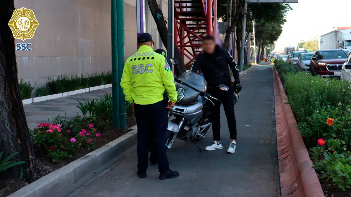 SSC_CDMX's tweet photo. #BoletínSSC | #OPERATIVO | #Tránsito | Efectivos de la Subsecretaría de Control de #Tránsito de la #SSC implementaron el dispositivo de Recuperación de #Ciclovías y de Espacios, en distintas vialidades de la alcaldía @AlcCuauhtemocMx.

La acción preventiva se realizó con el objetivo de recuperar espacios públicos y así evitar el estacionamiento en carriles prohibidos, en doble y hasta triple fila, sobre banquetas y rampas para personas con discapacidad, para así agilizar la movilidad vial y peatonal.

Por lo anterior, los oficiales se desplegaron en dos puntos de la demarcación, el primero sobre la avenida San Antonio Abad hacia el Norte y el Eje 3 Sur, donde llevaron a cabo el dispositivo vial para evitar la invasión del carril confinado para la circulación de ciclistas, tras el cual 12 motocicletas fueron llevadas a un depósito vehicular. https://t.co/IcSdRrq0kJ