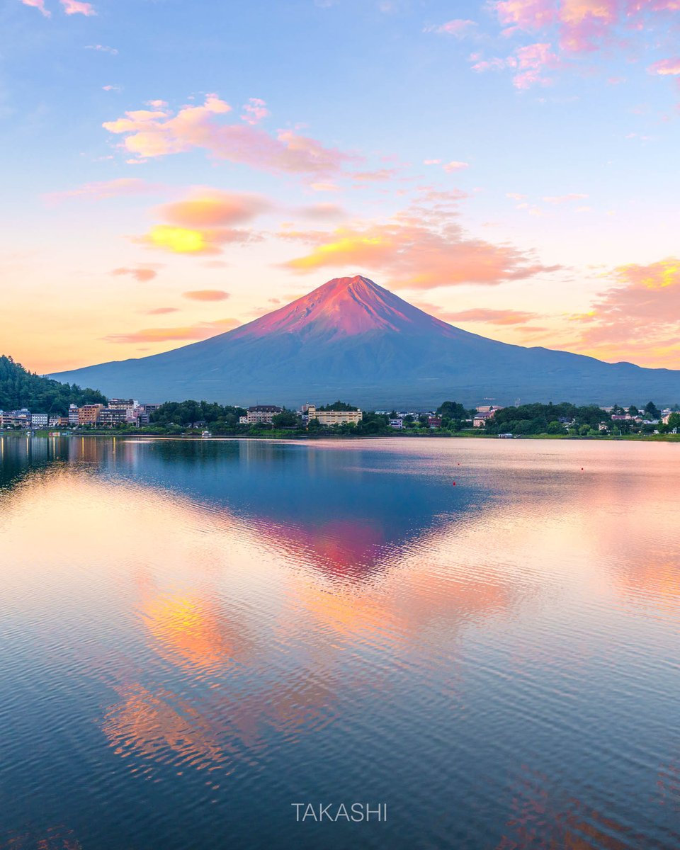 赤富士 🗻 赤富士を映す河口湖 Lake Kawaguchi reflecting the Red Fuji