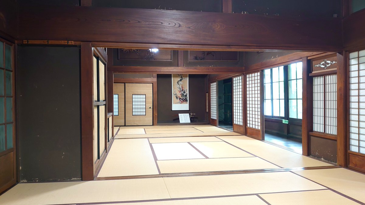wd_multa's tweet photo. 国盗り夏の陣2026

千厩酒のくら交流施設

明治から大正にかけて建造された酒造、屋敷を公開した施設。
屋敷は洋風の窓を持ちつつ瓦屋根、玄関内側はモザイクのたたき、そして奥は畳敷きの和洋折衷でありながら和と洋のパートがハッキリ分離した時代の過渡期を思わせる造りだ。↓
#kntr https://t.co/0XRihttg74