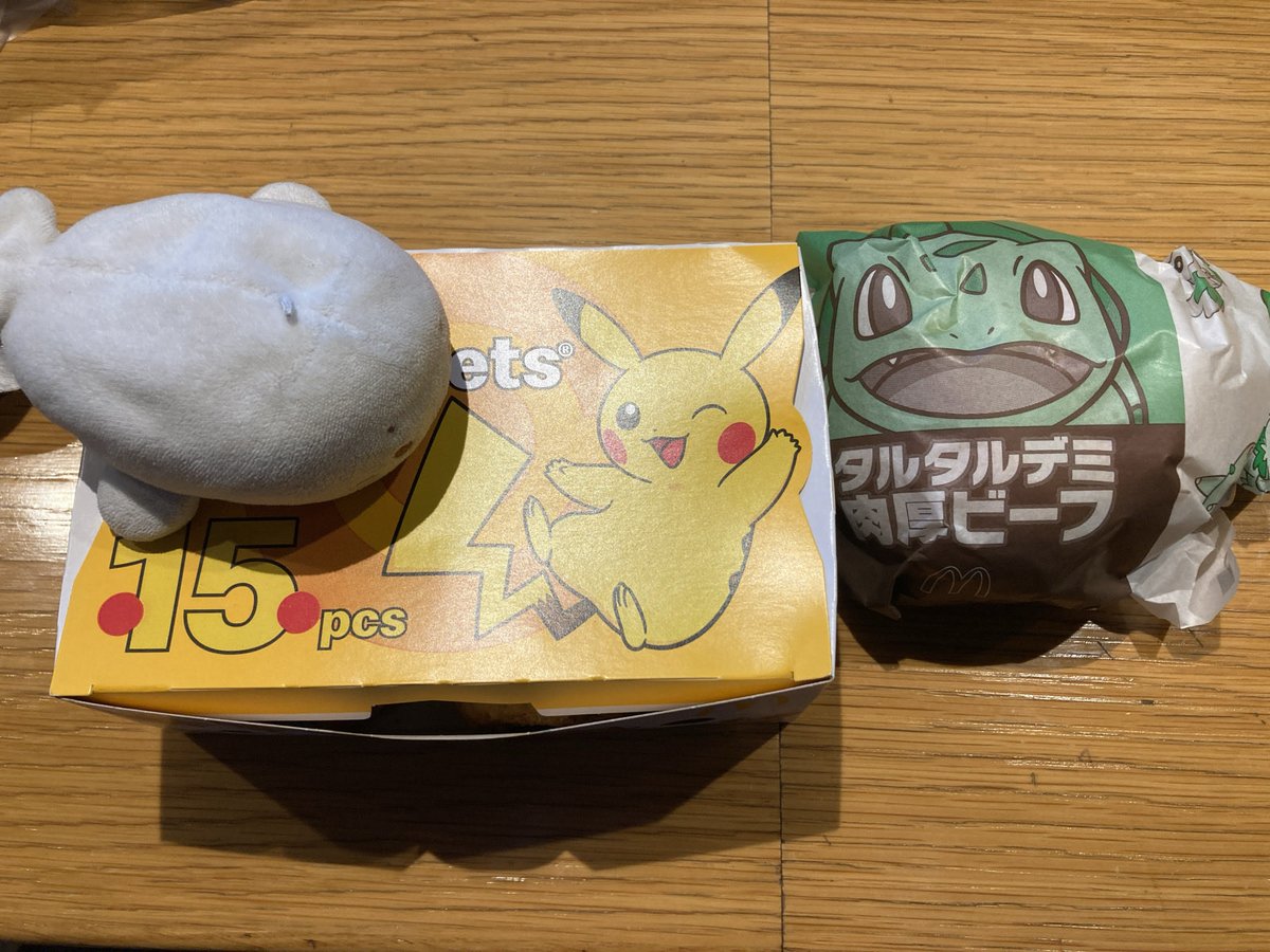 atelierfeuille's tweet photo. 今日のお昼ご飯だよー
「もうおひるきゅ？さっきあさごはんたべたとこきゅ？」
うん、そうなんだけど今食べとかなきゃ夜まで何も食べれないからね…いつものことと言えばいつものことなんだけど食べたかったんよ…

#しろたん #マクドナルド https://t.co/NJu8XE9aJo
