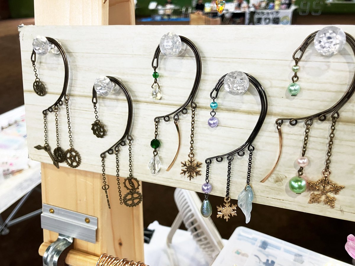 kokyu_accessory's tweet photo. おはようございますー
hand to heart inつきがた夏祭り始まりましたー
虎マルさんは今日はワークもやります！
もちろん、新作のイヤーカフや歯車のイヤーフックを増やしたので、ぜひ遊びににきつつ、お祭りも楽しんで下さいね♪
18時までお待ちしております♪

#虎弓出店情報 https://t.co/5OsFJ4ZV1J