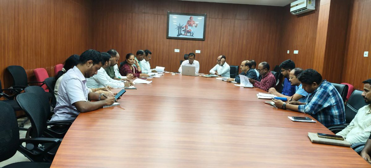 DM_Mayurbhanj's tweet photo. ରାଜ୍ୟ ନିର୍ବାଚନ ଆୟୋଗ, ଓଡ଼ିଶାର ଉପ-ମୁଖ୍ୟ ନିର୍ବାଚନ ଅଧିକାରୀ ଡ଼. ଲକ୍ଷ୍ମୀପ୍ରସାଦ ସାହୁ ମୟୂରଭଞ୍ଜ ଗସ୍ତରେ ଆସି ବାରିପଦାଠାରେ ଏସାଇଆର୍-୨୦୨୬ର ପୋଷ୍ଟ-ଡ୍ରାଫ୍ଟ କାର୍ଯ୍ୟକ୍ରମର ଅଗ୍ରଗତି ସମ୍ପର୍କରେ ସମୀକ୍ଷା କରି ସଠିକ୍, ସ୍ୱଚ୍ଛ ଓ ସର୍ବସମାବେଶୀ ଭୋଟର ତାଲିକା ପ୍ରସ୍ତୁତି ଉପରେ ବିଶେଷ ଗୁରୁତ୍ୱାରୋପ କରିଥିଲେ ।
#SIR2026 #Mbj https://t.co/Zqey6KCwZ1