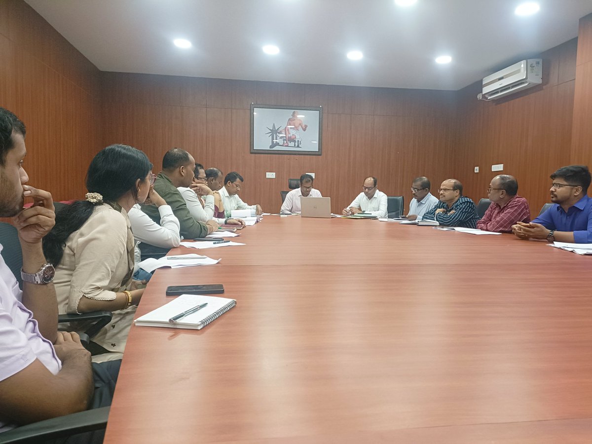 DM_Mayurbhanj's tweet photo. ରାଜ୍ୟ ନିର୍ବାଚନ ଆୟୋଗ, ଓଡ଼ିଶାର ଉପ-ମୁଖ୍ୟ ନିର୍ବାଚନ ଅଧିକାରୀ ଡ଼. ଲକ୍ଷ୍ମୀପ୍ରସାଦ ସାହୁ ମୟୂରଭଞ୍ଜ ଗସ୍ତରେ ଆସି ବାରିପଦାଠାରେ ଏସାଇଆର୍-୨୦୨୬ର ପୋଷ୍ଟ-ଡ୍ରାଫ୍ଟ କାର୍ଯ୍ୟକ୍ରମର ଅଗ୍ରଗତି ସମ୍ପର୍କରେ ସମୀକ୍ଷା କରି ସଠିକ୍, ସ୍ୱଚ୍ଛ ଓ ସର୍ବସମାବେଶୀ ଭୋଟର ତାଲିକା ପ୍ରସ୍ତୁତି ଉପରେ ବିଶେଷ ଗୁରୁତ୍ୱାରୋପ କରିଥିଲେ ।
#SIR2026 #Mbj https://t.co/Zqey6KCwZ1