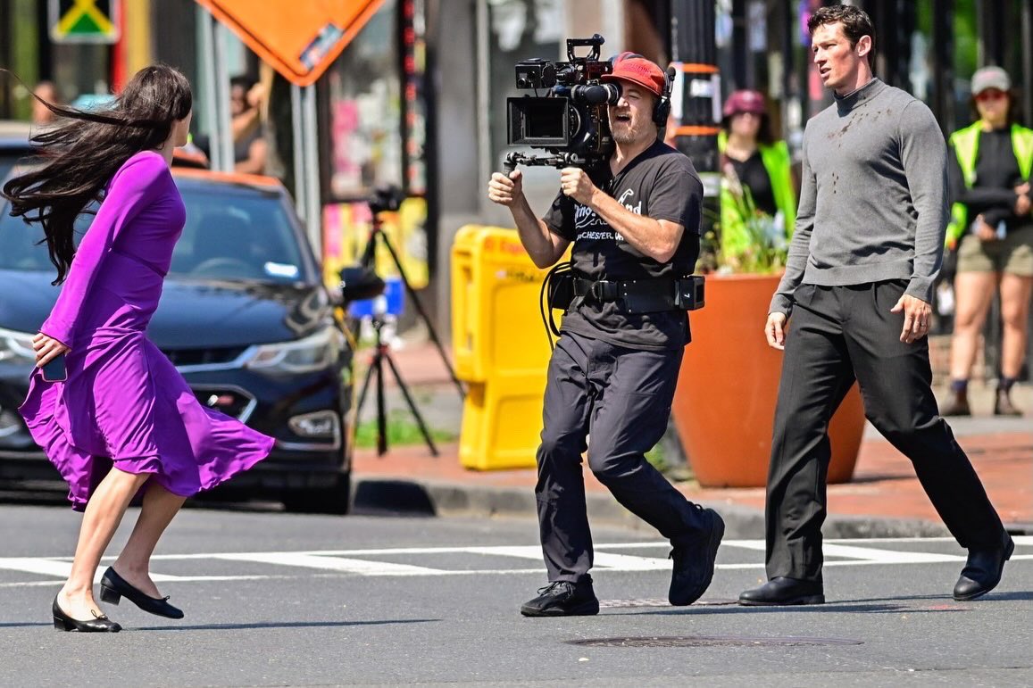 deuxmoiworld's tweet photo. Margaret Qualley and Callum Turner film the “Possession” remake in New Jersey 📸@backgrid_usa https://t.co/xCMlVkI0FA