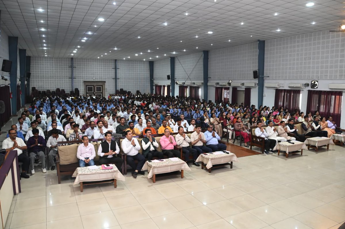 editorvskbharat's tweet photo. Dr. Hedgewar dedicated his life to the service of the nation - V. Bhagaiyya Ji

Ranchi. Rashtriya Swayamsevak Sangh (RSS), Vikramaditya Nagar, Ranchi Mahanagar, organized a "Yuva Samvad" (Youth Dialogue) programme at the auditorium of Sarala Birla University. More than 1,000 participants, including students, academicians, advocates, doctors, scientists, entrepreneurs and members of the business community from Tatisilwai and nearby areas, attended the programme with enthusiasm.
https://t.co/66m3DLYniE