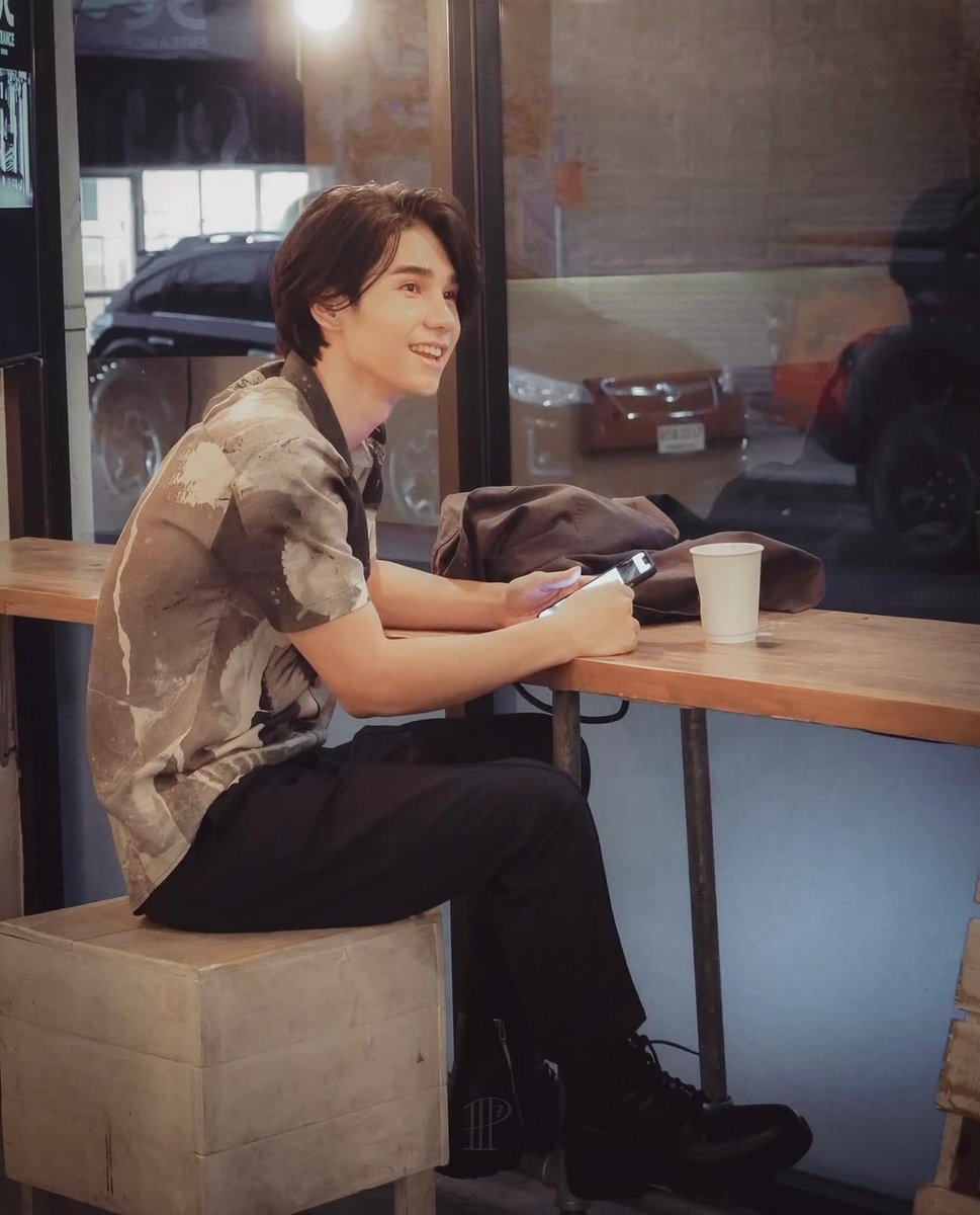 Proud7_'s tweet photo. ทำงานเหนื่อยแต่ก็อยากเจอฟค.อะ 
ตอนนั้นมาถ่าย cover ที่ด้านบน เลยนัดฟค.ไปเจอ นั่งจ๋องรอก่อนเวลาครึ่งชม.

ฉันไปตรงเวลาแต่เดินหาร้านอยู่กับพี่อีกคน เดินผ่านร้านไป2รอบ เจอร้านรอบที่3
นี่เลยแกล้งเลยบอก “เจฟ ไปนั่งหน้าร้านไป ฟค. จะได้มองเห็น” ฮีก็ไปนั่งจ๋องหน้าร้านอย่างง้านนน ค่ดน่ารัก https://t.co/ikURb0xPQC