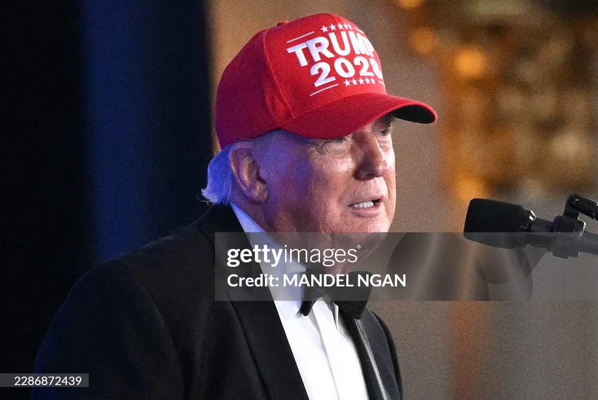 johnnymaga's tweet photo. Trump finishes his speech by putting on a Trump 2028 hat at the White House Correspondents’ Dinner.

This is incredible. 🔥 https://t.co/nsnXiV5ixp