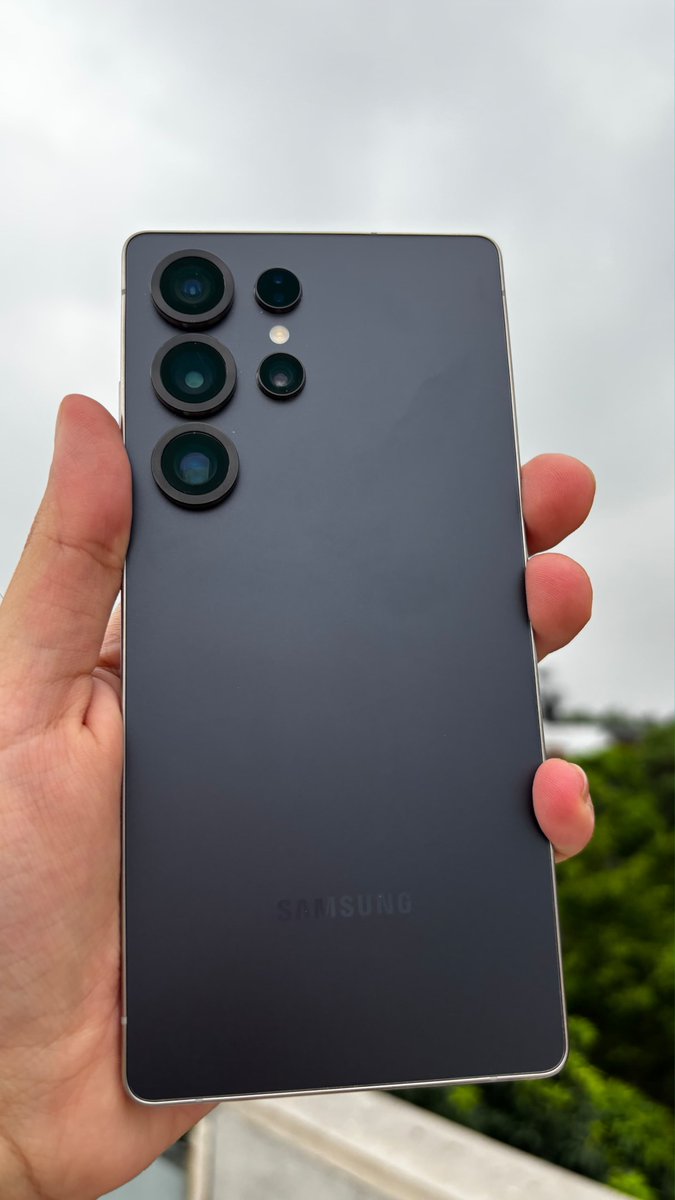 imYadav31's tweet photo. 🚨 A bundle deal you simply can’t ignore.

1️⃣ Samsung Galaxy S25 Ultra, Titanium Black, 256GB

Warranty valid till December 2026.
Original bill, box and USB-C cable included.
Screen protection included:

• Spigen tempered glass already installed
• 1 new Samsung anti-reflective screen protector
• 1 new Spigen tempered glass

Bundled accessories:
• OnePlus 27W Phone Cooler
• Millennium Tech Bluetooth Gaming Controller
• Samsung 15W Wireless Charger
• Samsung 25W Adapter
• Spigen Thin Fit MagFit | Samsung Galaxy S25 Ultra Case [MagSafe] with some scratches 

2️⃣ Ray-Ban Meta Gen 1 With Transitions Glasses

• Sealed-pack unit
• Original bill included
• 1-year warranty

3️⃣ Samsung PM9A1 1TB NVMe SSD + ORICO NVMe Enclosure
The PM9A1 is the OEM equivalent of the Samsung 980 Pro.
Use it to upgrade your laptop storage or as a high-speed external SSD.
• Only around 200 hours of drive time
• 100% SSD health

💰 Complete bundle price: ₹1,25,000

Shipping available across India via Blue Dart Priority.

📩 DM if interested. Serious buyers only.