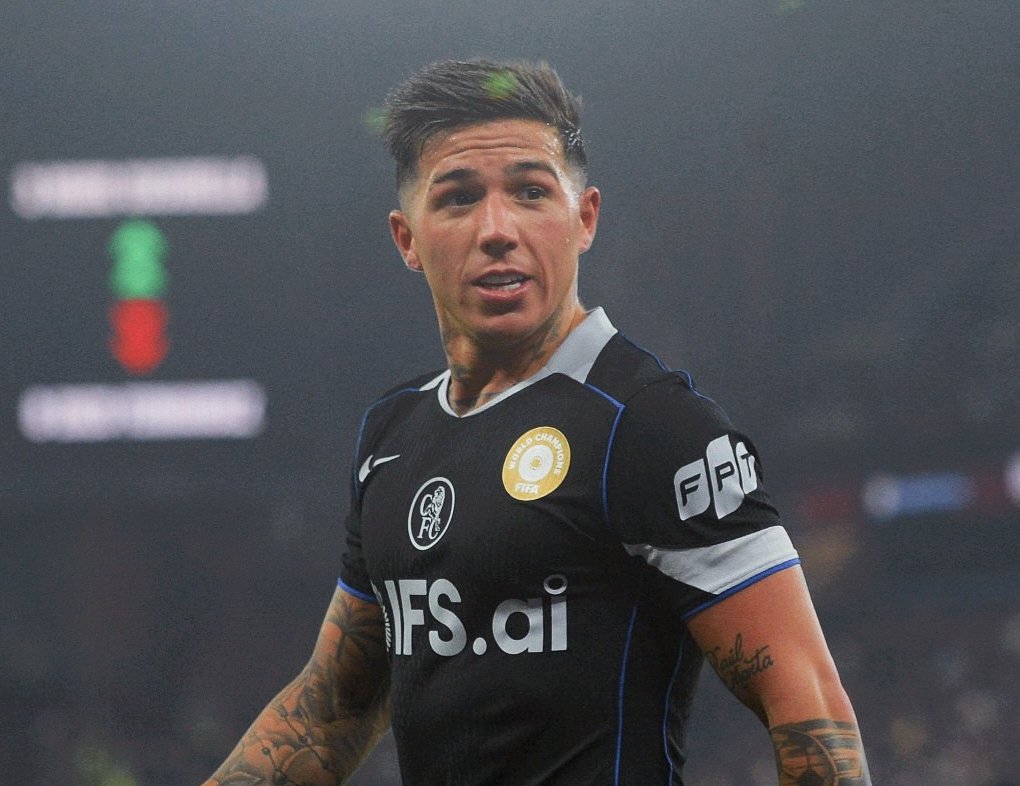 otbmrtnz's tweet photo. todo bien con la ola de las julienzo nuevas pero sepan que este enzo, el enzo con la camiseta negra del chelsea es mío. es  solo mío no lo toquen 

vuelvan prontos 🤍 https://t.co/HU8Nyw32TQ
