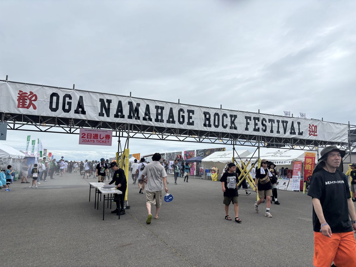 kcre0109's tweet photo. 男鹿フェス到着🤘🔥
この巨大アートを見た瞬間、テンションが一気に上がった！
今年もこの場所に来られたことに感謝。
音楽も、人も、景色も全部楽しみ尽くします！
参戦している皆さん、最高の1日にしましょう！🎸⚡️ https://t.co/CbHpDxa8PY