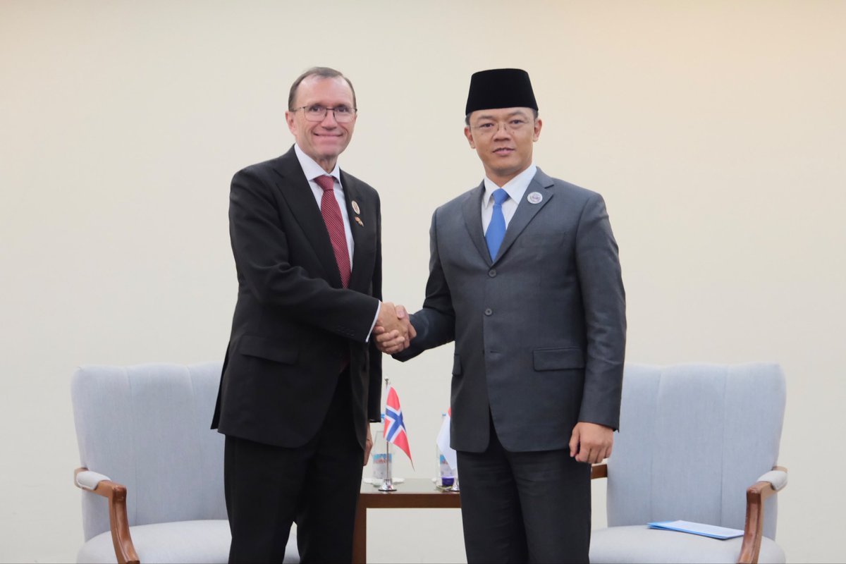 Menlu_RI's tweet photo. From the energy transition to forest conservation, Norway is one of the key partners to securing a better shared future.

Together with Foreign Minister @EspenBarthEide of 🇳🇴 (23/7), we discussed ways to strengthen cooperation on energy transition, forest management, environmental protection, and aquaculture to advance a more sustainable and resilient future.

As no country can address today's global challenges alone, we agreed that a more responsive and effective multilateral system remains essential.