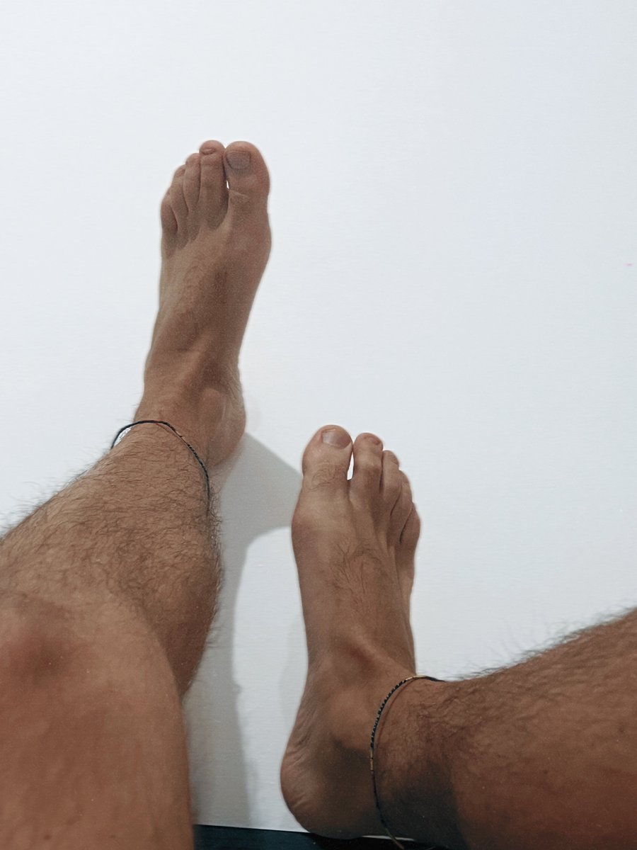 axelsellfeet tweet media