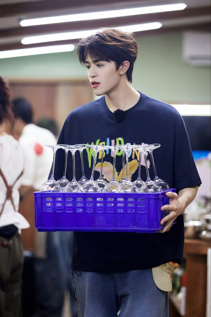 Rabbit2306_V2's tweet photo. (ต่อ)

💬 รู้สึกว่าท่าทางสีหน้าของพ่ายพ่ายก็ยิ่งเหมือนคนจีนขึ้นเรื่อย ๆ เลย ฮ่า ๆ
💬 จริงเลย คนเราอยู่ที่ไหนนาน ๆ ก็ซึมซับสภาพแวดล้อมที่นั่น พ่ายพ่ายทั้งกิน อยู่ และเรียนที่จีน หน้าตา สีหน้า รวมถึงวิถีชีวิตก็เลยยิ่งเหมือนคนจีนมากขึ้นเรื่อย ๆ
💬 น่าจะเป็นเพราะแต่ละภาษามีวิธีการออกเสียงไม่เหมือนกัน ยิ่งพูดภาษาไหนบ่อย ก็จะยิ่งมีบุคลิกและสีหน้าคล้ายคนประเทศนั้นมากขึ้น 😂

💬 เขาใช่คนที่เล่นเรื่อง SpeedandLove หรือเปล่า 
💬 ใช่แล้ว คุณชายเฟิง 🤭
💬 ใช่ เขารับบท เหลียงเยี่ยนเฟิง 
(พาสแปะรูปเฮียเฟิง 3 นาที แกงแพทตลอดอะ 55555)

#ครัวจีนS10xแพทริค 
#แพทริค #PatrickFinkler 
#Patrick尹浩宇 #แพทริคณัฐวรรธ์
