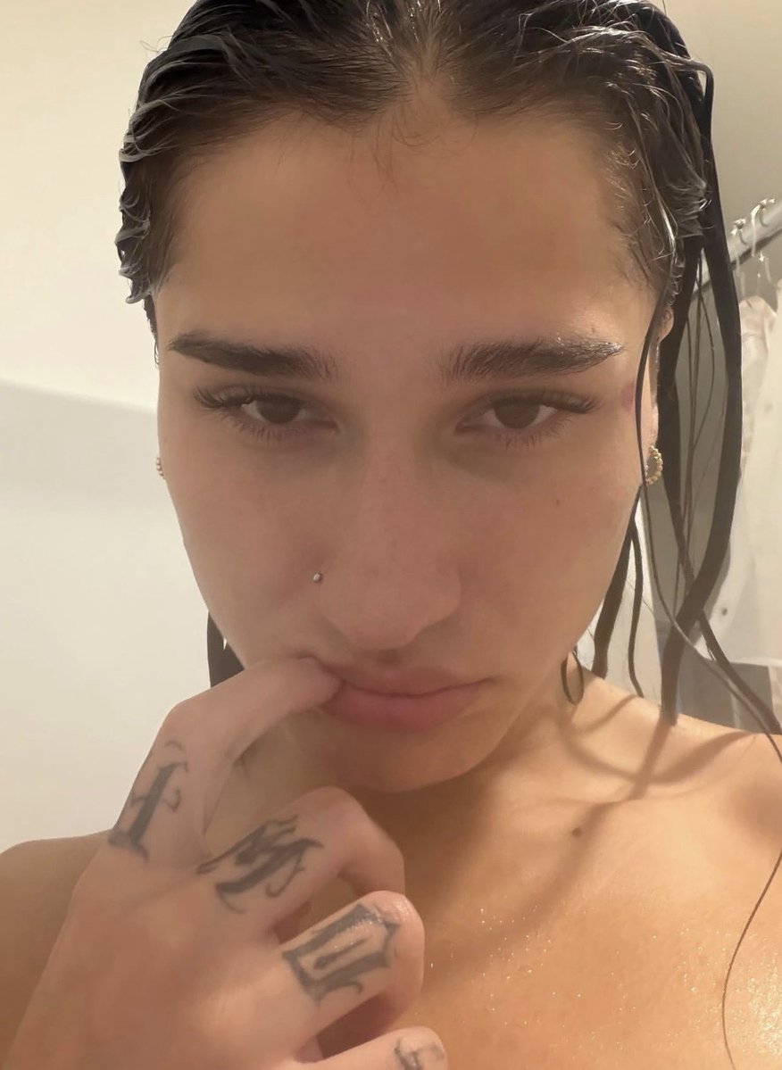 againlolxd's tweet photo. Who wants the rest? 👀 https://t.co/FGTN4HM1Xe https://t.co/cLQk4BxRIA
