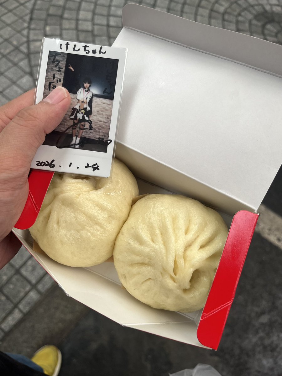 ken04201103's tweet photo. 大阪に来たらいつも最初に食べてる551🐷
やっぱりこれがめちゃくちゃ美味い😋

 #ゆまりんふぃるむ https://t.co/VoLiuVzF3N