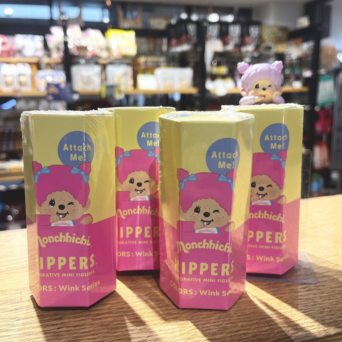 libretto_st's tweet photo. 【ザ・リブレットステーション二俣川店】

｢HIPPERS Monchhichi COLORS:Wink Series｣ 入荷いたしました✨🍭

カラフルで可愛いモンチッチ！ぜひ身の回り置いてはいかがですか？🙊

店頭にてお待ちしております😌

#モンチッチ 
#hippers
#ジョイナス 
#二俣川 https://t.co/q5xsDjE7Em