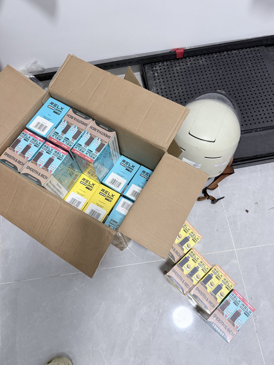 bleacherlife3's tweet photo. 一直在线 权威靠谱就找我
悦刻海外版单颗装relx马来单颗装
🇨🇳现货现发 正品保障假一赔三
线下七年实体老店 售后无忧
微：Caiji1679 备注x https://t.co/z0sr3OXIdu