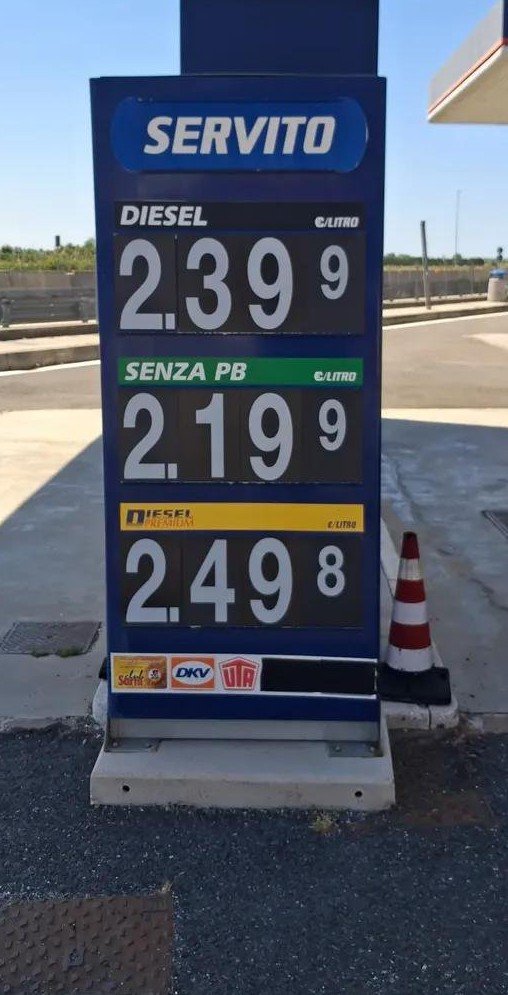Flexgrimmy_'s tweet photo. Fozza gioggiaaaaaa norme anti maranzaaaa gioielliere libero subitoooo. 
Remigrazioneeeee.

Che abbiamo fatto di male per meritarci questo governo di incapaci. https://t.co/KBCLpuEOMi