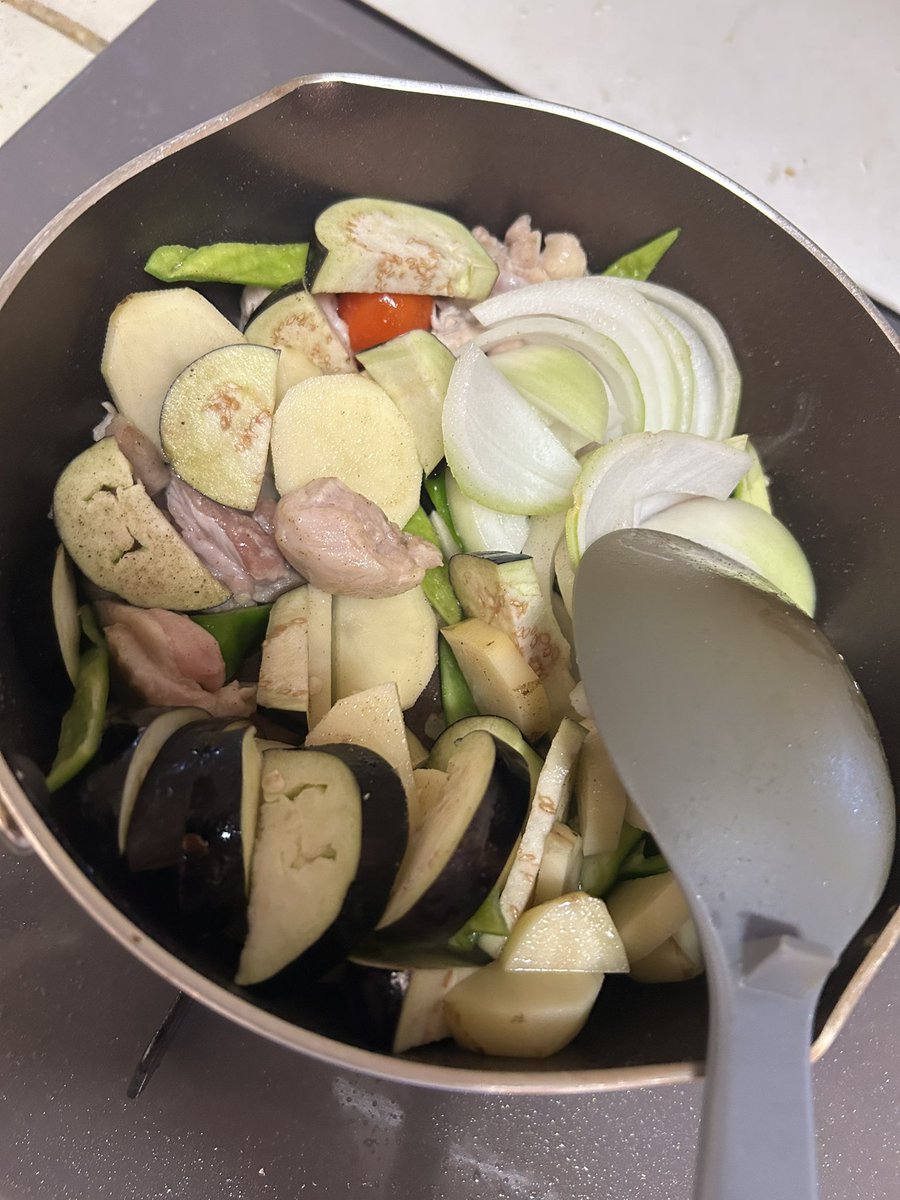 Hou1323's tweet photo. 宮地元輝さんに触発されて夏野菜カレーなるものを精製した https://t.co/tWWNQeql77