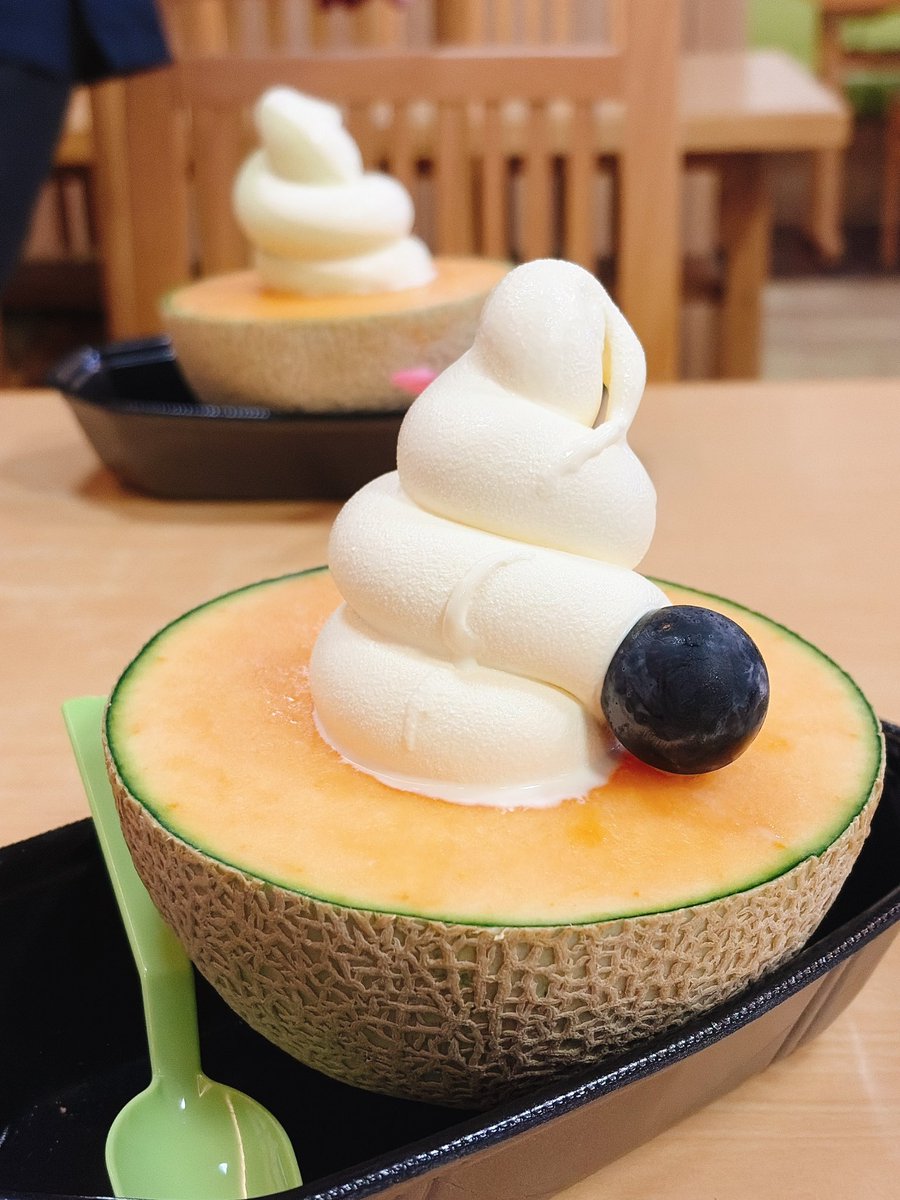 Motsu829's tweet photo. 一回食べてみたかった「半カットのメロンにソフトクリーム乗せたろw」という力技スイーツ https://t.co/XDbC9780zJ