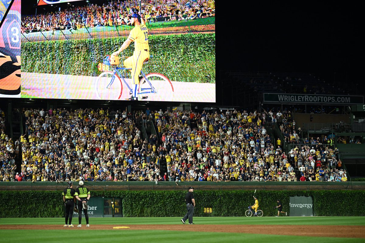 ofcwrigleyfield's tweet photo. 2016 @Cubs World Series MVP knows banana ball. 😌 https://t.co/7yrqj7354u