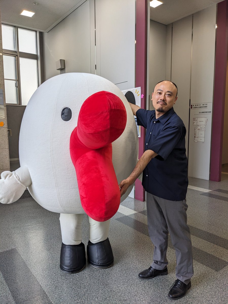 meshimeshi's tweet photo. ちなみに今年は関テレさんからハチエモンとAIハチエモンも遊びに来てくれています！ハチエモンのくちびる、柔らかかったです。 https://t.co/2PpLekySms