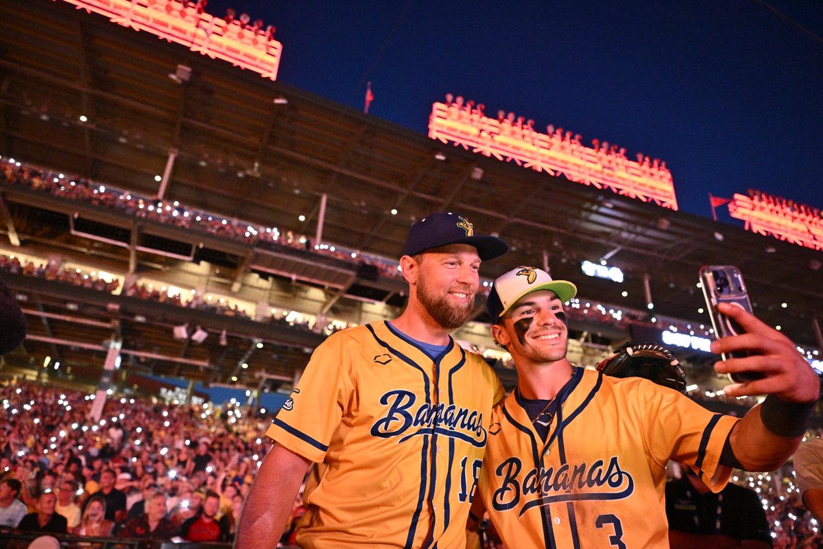 ofcwrigleyfield's tweet photo. 2016 @Cubs World Series MVP knows banana ball. 😌 https://t.co/7yrqj7354u