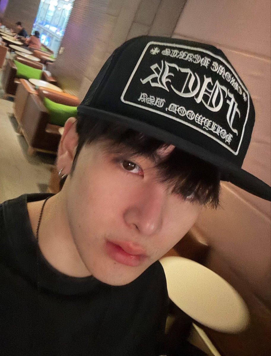 praw_PSD's tweet photo. เมนที่ชอบใส่หมวกที่สุด ตาหนูแซนต้า https://t.co/1nWooUdHmI