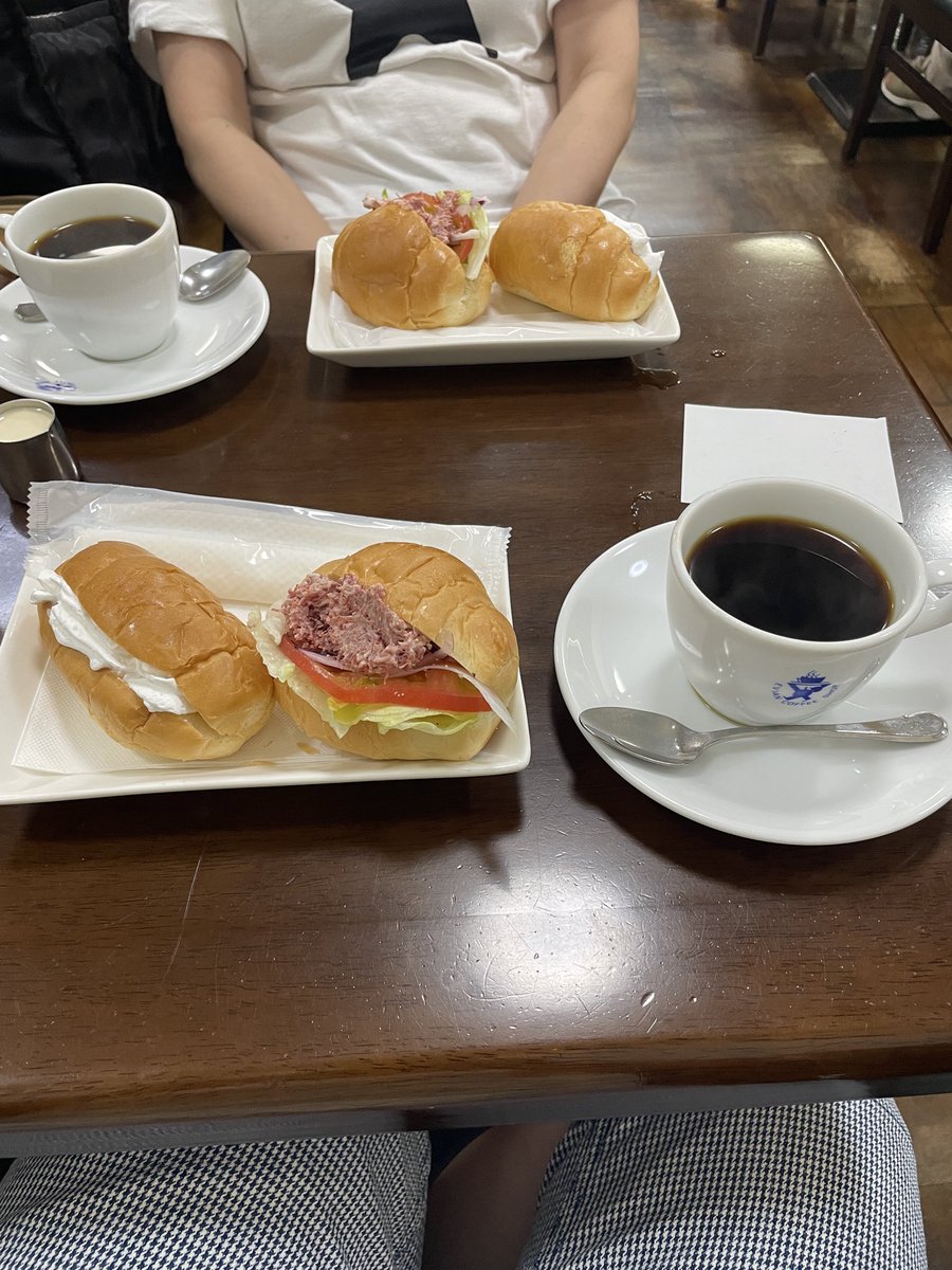 fudosanshokunin's tweet photo. 今日はエビアンで妻とモーニング。
ロールセットおいしくいただきました。
他にもハニーチーズトーストが気になる💦
#神戸元町　#エビアン　#モーニング https://t.co/gy2xJzNJDb