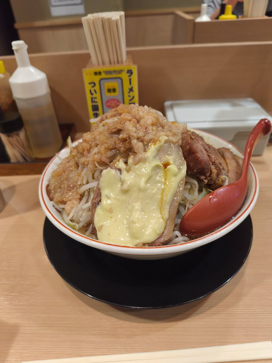 tane_toki's tweet photo. 豚彦の大ラーメンニンニクマシマシ　ヤサイマシ　背脂マシマシ　カラカラ
限定豚　いただきます。 https://t.co/3Re8zHVvjz