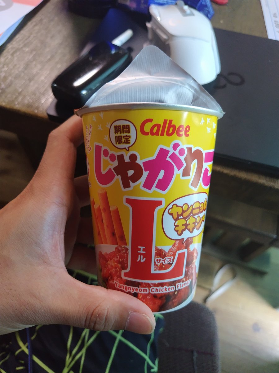 oyjgaming's tweet photo. 今じゃがりこのヤンニョムチキン味食べてるけど…いつの期間限定やねん笑
賞味期限6/20だった笑
#じゃがりこ #ヤンニョムチキン味 https://t.co/KZqBLOPfct