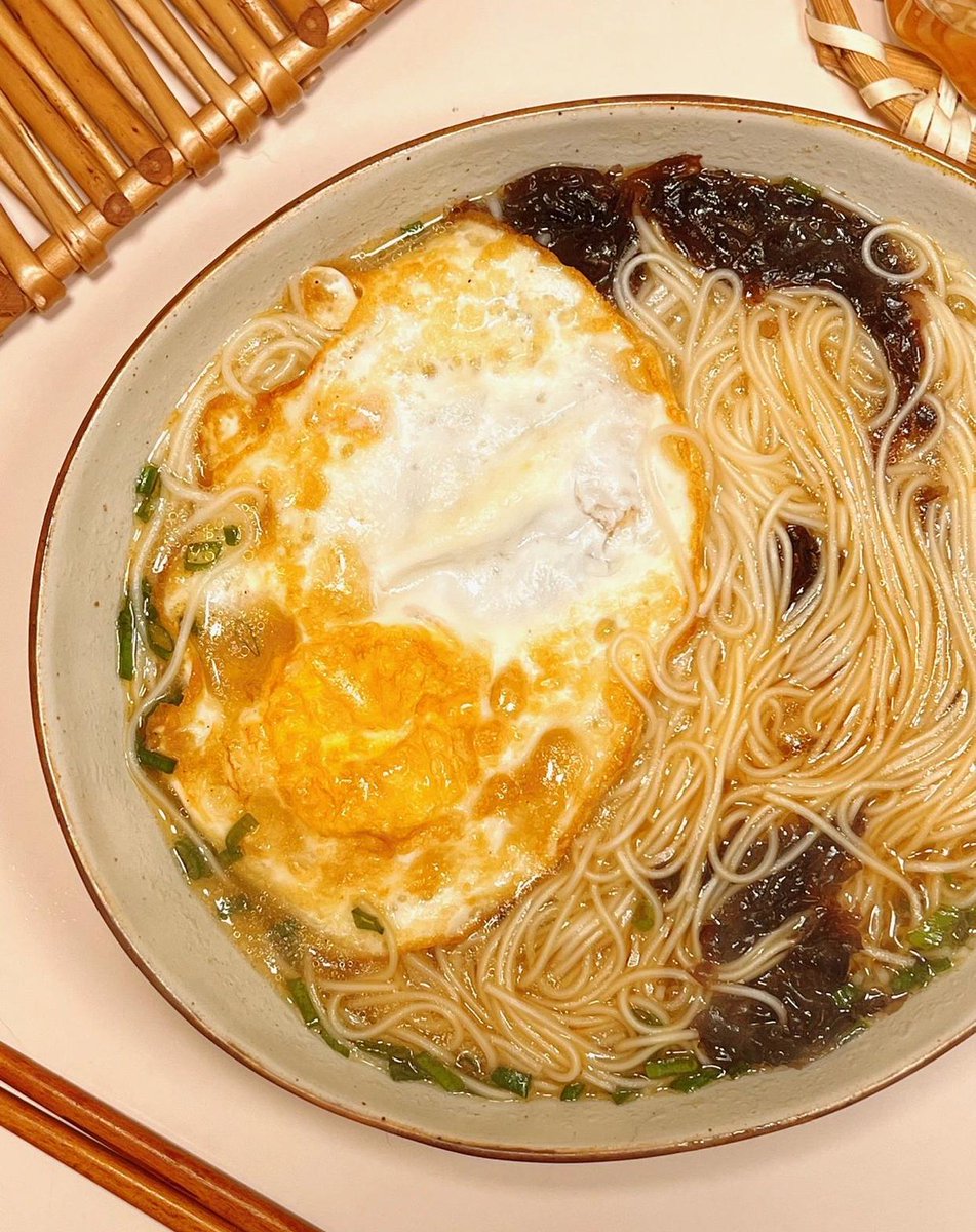 JPmEqJWbTaiK8SA's tweet photo. 今日份快手午餐：煮面卧俩蛋，撒点葱花，热乎又顶饱，吃完搬砖都有力～， https://t.co/ISWqgLtQTQ
