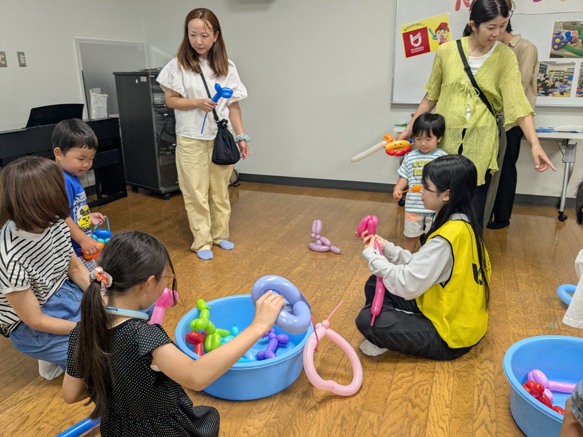 ryuvnc's tweet photo. 【Ryuボラ！ロクハ荘子ども食堂】
今日は、草津市のロクハ荘で実施されている子ども食堂で、バルーンアートで子どもたちと遊びました！
たくさん作ったバルーン釣り、子どもが作るのをサポートするなど、みんなで楽しみました。
今からはお楽しみの流しそうめんです！ https://t.co/SAcbpFDI1m