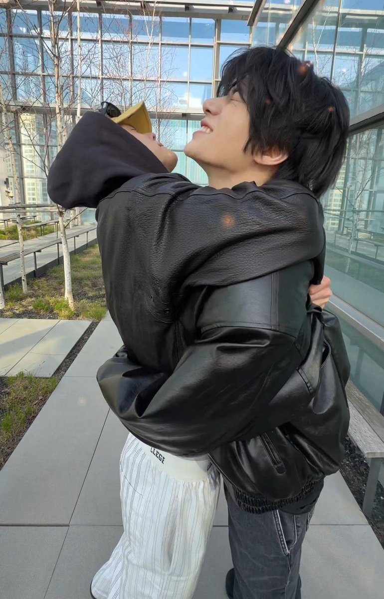 ibeomss's tweet photo. 🐻🦊 au 

sbn sospecha que su roommate bg le ha empezado a ocultar algo… o a alguien. https://t.co/ivWMNok6pw