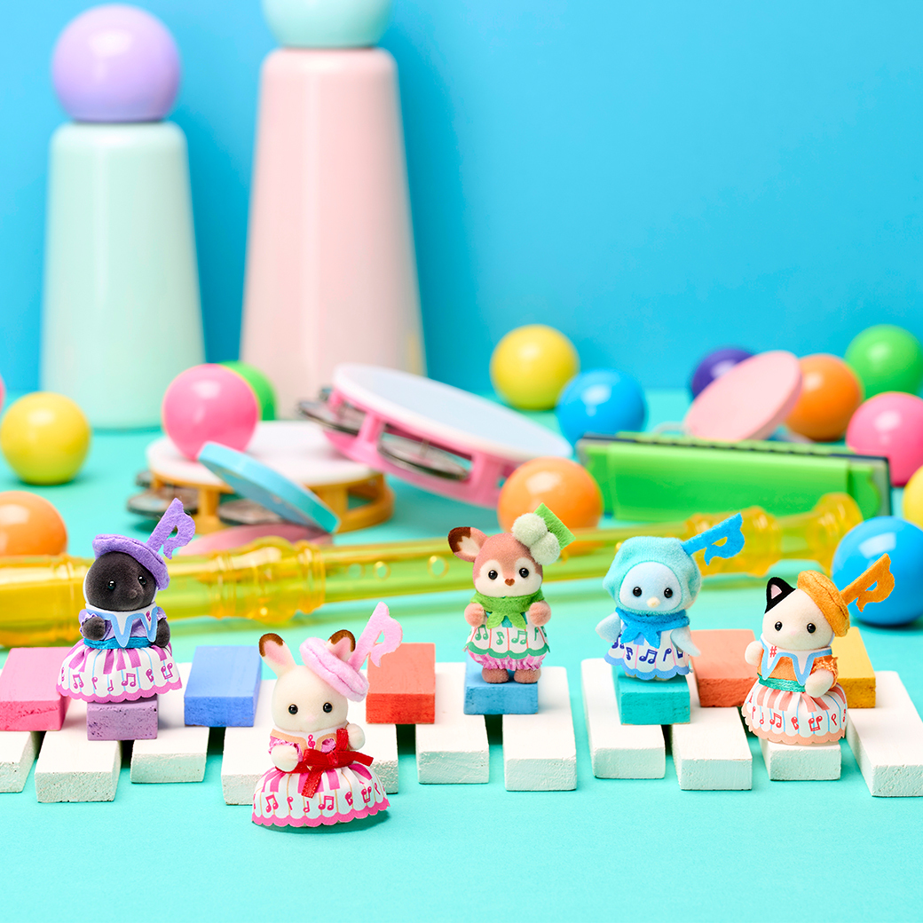 SylvanianEC_JP's tweet photo. ／
📣本日7/25(土) 販売！
＼

カラフルなピアノ柄のコスチュームを着た赤ちゃん５にんのセットです🎵おんぷの帽子や耳飾りがとってもキュート✨

『あつまれ！赤ちゃんセット -おんぷ-』
https://t.co/G3C3pxuZtU https://t.co/csVR6jXK9i