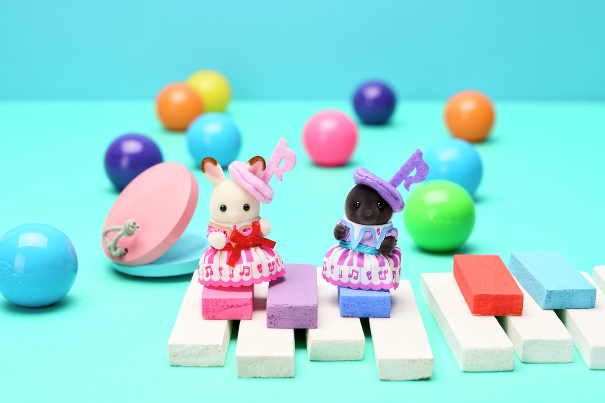 SylvanianEC_JP's tweet photo. ／
📣本日7/25(土) 販売！
＼

カラフルなピアノ柄のコスチュームを着た赤ちゃん５にんのセットです🎵おんぷの帽子や耳飾りがとってもキュート✨

『あつまれ！赤ちゃんセット -おんぷ-』
https://t.co/G3C3pxuZtU https://t.co/csVR6jXK9i