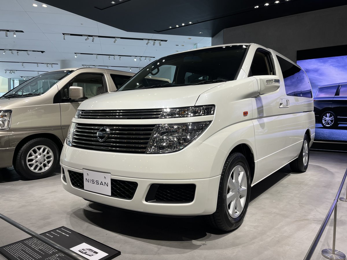 NISSAN_PNM35's tweet photo. E51とE51SUVが同時展示されてる貴重な瞬間を見逃すな https://t.co/8aH19ppY0I
