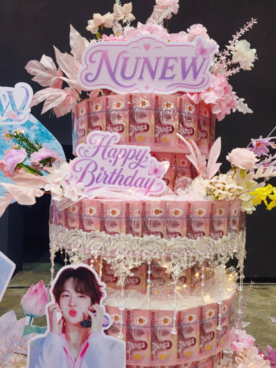 yuyuyu68913789's tweet photo. 祝林林25岁生日快乐🎂🎉
愿如锦鲤乘风，荷风相伴
岁岁安然，好运常临。
@CwrNew 🥰

NUNEW 25th BDAY
#ยิบห้าขวบนุนิวเดย์
#25HappyNuNewDay 
#NUNEW25thBDproject 
#NuNew https://t.co/Gpg03AzlQC