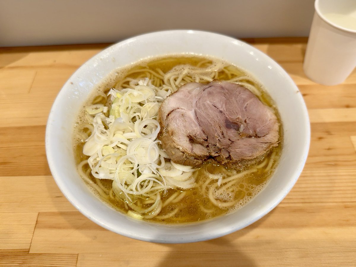 PEAKLIGHT2's tweet photo. 最近のラーメン屋さんて、お空いてる？と思いきや目に見えないUberのお客さんも同時に並んでるから見かけによらず繁盛店だったりする。 https://t.co/tjyLvtW3OH